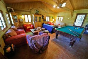 sala de estar con mesa de billar y sofás en Domaine La Faix, Gite La Chouette, en Saint-Plaisir