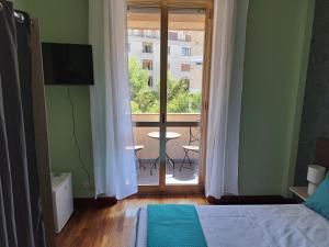 Schlafzimmer mit einem Bett und Blick auf einen Balkon in der Unterkunft B&B Verdi in Lecce