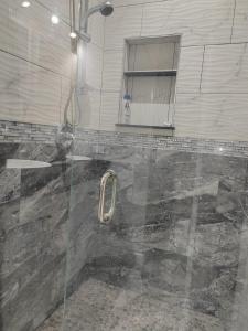 a shower with a glass door in a bathroom at Residencia preciosa de 2 planta in San Salvador