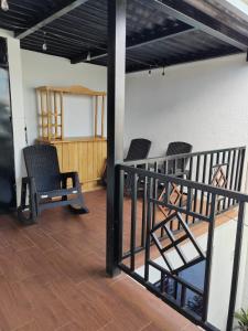 a balcony with two chairs and a screen on a building at Residencia preciosa de 2 planta in San Salvador