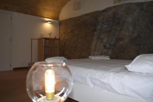 een kamer met een bed met een kaars op een tafel bij Casa Selinunte in Palermo