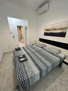 sypialnia z dwoma łóżkami i obrazem na ścianie w obiekcie The Spot Central Hostel w Sewilli