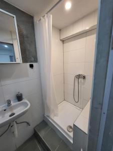 uma casa de banho com um chuveiro e um lavatório. em Mina em Laichingen