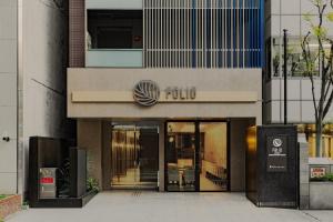 大阪市にあるFolio Sakura Shinsaibashi Osaka by Banyan Groupの正面玄関付きの建物