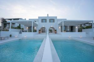 Piscina de la sau aproape de Paros Breeze Odyssey Suites