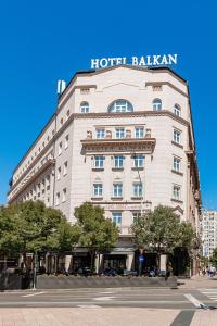 貝爾格勒的住宿－Hotel Balkan，一座酒店大楼,上面有标志