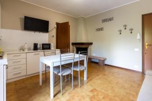 eine Küche mit Tisch und Stühlen in einem Zimmer in der Unterkunft Songavazzo Dream Apartment in Songavazzo