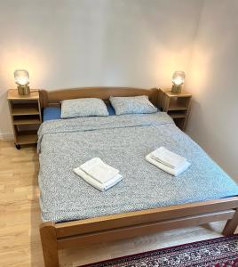 - une chambre avec un lit et 2 serviettes dans l'établissement skadarlija bohemian, à Belgrade