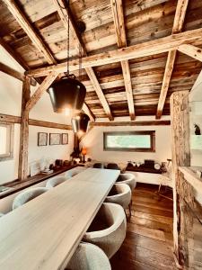 una sala de conferencias con una mesa larga y sillas en Wanderful Life MontBlanc refuge haut de gamme, en Saint-Gervais-les-Bains