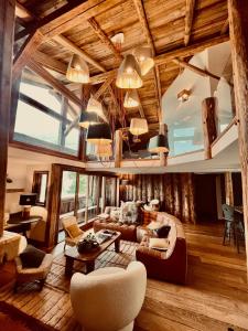 a living room with a couch and a table at Wanderful Life MontBlanc refuge haut de gamme in Saint-Gervais-les-Bains