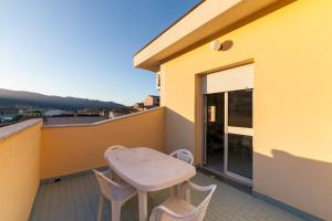 a balcony with a table and chairs on a building at Vacanze Simius in Villasimius