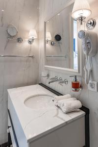 A bathroom at Hotel Balkan