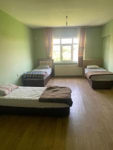 Giường trong phòng chung tại KALECİK OTEL