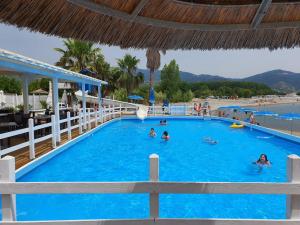 una piscina en un complejo con gente en el agua en Residence Tre Mulini, en Scario