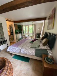 1 dormitorio grande con 1 cama grande y 1 mesa en AMALOUYSE Studio de charme au cœur des châteaux de Loire en Montlouis-sur-Loire