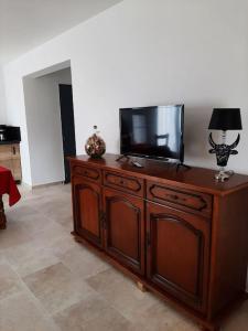 een televisie op een houten dressoir in een kamer bij Location Eygalieres "le Juliette" in Eygalières