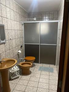 ein Badezimmer mit zwei Toiletten und einer Dusche in der Unterkunft APARTAMENTO PARA 4 ADULTOS EM BALNEARIO CAMBORIU in Balneário Camboriú