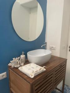 ein Badezimmer mit einem weißen Waschbecken und einem Spiegel in der Unterkunft Casa Amelia in Capri