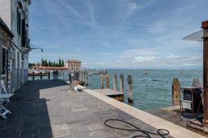 uma doca com vista para uma massa de água em Lovely & Roomy Venetian Apartment x7! em Veneza