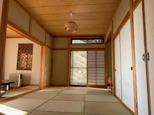那須的住宿－HARUNA SKY - Vacation STAY 78634v，一个空房间,有门和窗户