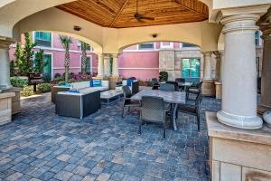 un patio avec des tables et des chaises dans un bâtiment dans l'établissement Hampton Inn & Suites Destin, à Destin