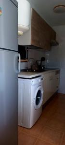 馬塔拉斯卡尼亞斯的住宿－Caracola Beach，厨房配有洗衣机和冰箱。