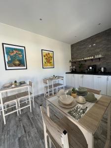 una cucina e una sala da pranzo con tavolo e sedie di Kalasó Design Guest House a Fiumicino