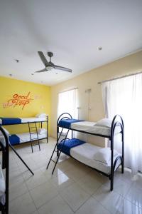 Una cama o camas en una habitación de Los Mochileros Hostel - Age Limit 18-28