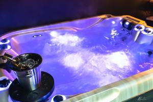 un évier bleu avec un robinet au-dessus dans l'établissement Le Clos du Rempart Suite & Jacuzzi, à Ciney