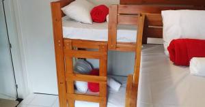 a pair of bunk beds in a room at UDIHOSTEL HOSPEDAGEN in Uberlândia