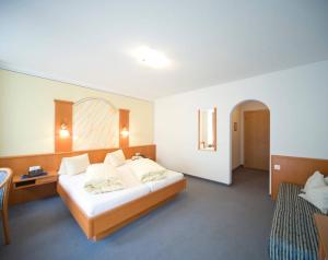 une chambre d'hôtel avec un lit et une table dans l'établissement Soliva Hotel & Apartments, à Samnaun