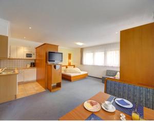 Zimmer mit Küche und Wohnzimmer in der Unterkunft Soliva Hotel & Apartments in Samnaun