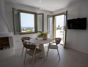 Un televizor și/sau centru de divertisment la Paros Breeze Odyssey Suites