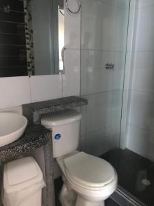 uma casa de banho com um WC branco e um lavatório. em Hotel Colonial - Salamina Caldas em Salamina