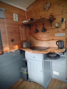 Kuchyň nebo kuchyňský kout v ubytování 'SweetPea' Shepherds hut