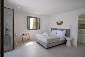 Un pat sau paturi într-o cameră la Paros Breeze Odyssey Suites +34 fotografii