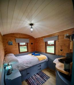 Postel nebo postele na pokoji v ubytování 'SweetPea' Shepherds hut