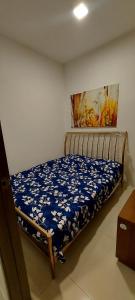 um quarto com uma cama com um lençol azul e branco em 2 Bedroom with Balcony/ Family Room em Manila