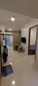 sala de estar con sofá y TV en 2 Bedroom with Balcony/ Family Room en Manila