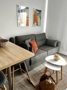 - un salon avec un canapé et une table dans l'établissement Bluebell L6, à Armeñime
