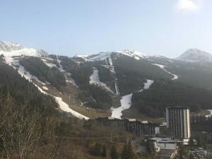 een uitzicht op een berg met besneeuwde bergen bij Appartement Balcon Villard-de-lans in Villard-de-Lans