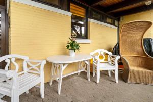 Ferienwohnung 2 في دامب: طاولة بيضاء وكراسي على الفناء