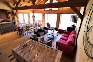 una sala de estar con sofás, sillas y mesas. en Chalet with Ski Slope Views, Jacuzzi & Cinema Room en Vars