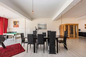 comedor con mesa y sillas en LOFT COSY - HYPERCENTRE - SAUNA - 200m2 - WIFI en Graulhet