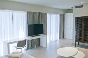 A television and/or entertainment centre at Serennia Exclusive Rooms