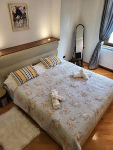 Una cama con dos animales de peluche encima. en Sophie's Place, en Brasov