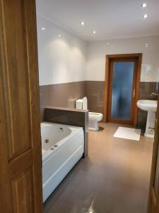 Un baño con bañera y WC. en Sophie's Place, en Brasov