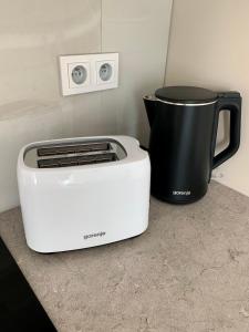 ミクロフにあるAp-art-mán 08のトースター、カウンターに座ったコーヒーポット