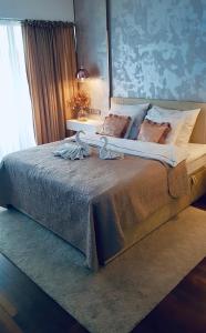 シュチェチンにあるHanza Tower -M&M Luxury Apartmentの大きな窓付きのベッドルームの大型ベッド1台