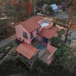 uma vista superior de uma casa cor-de-rosa com telhados vermelhos em Pink Villa by Tubtao Sleepy Hill em Pong Talong